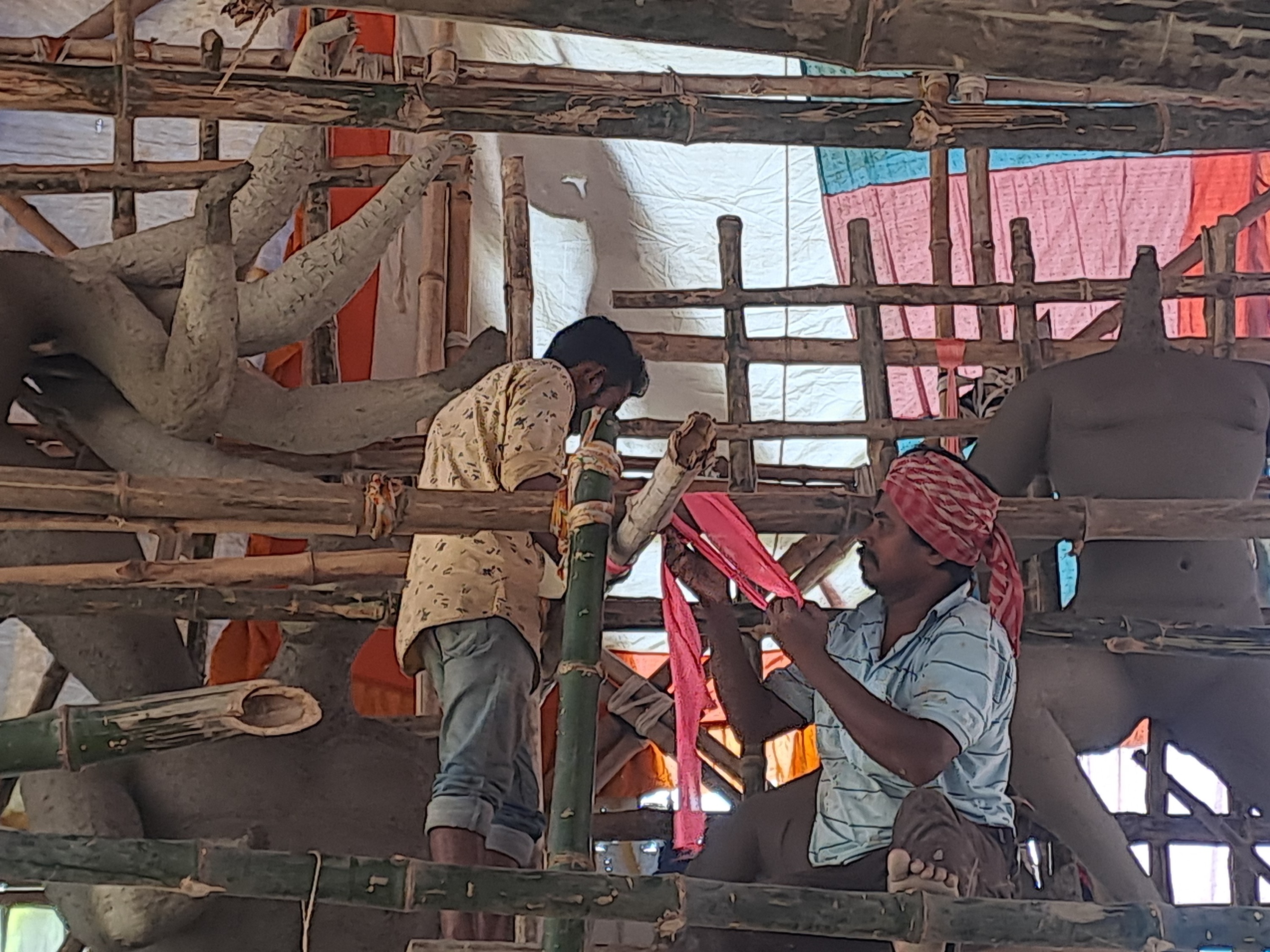 पंडाल बना रहे कारीगर।
