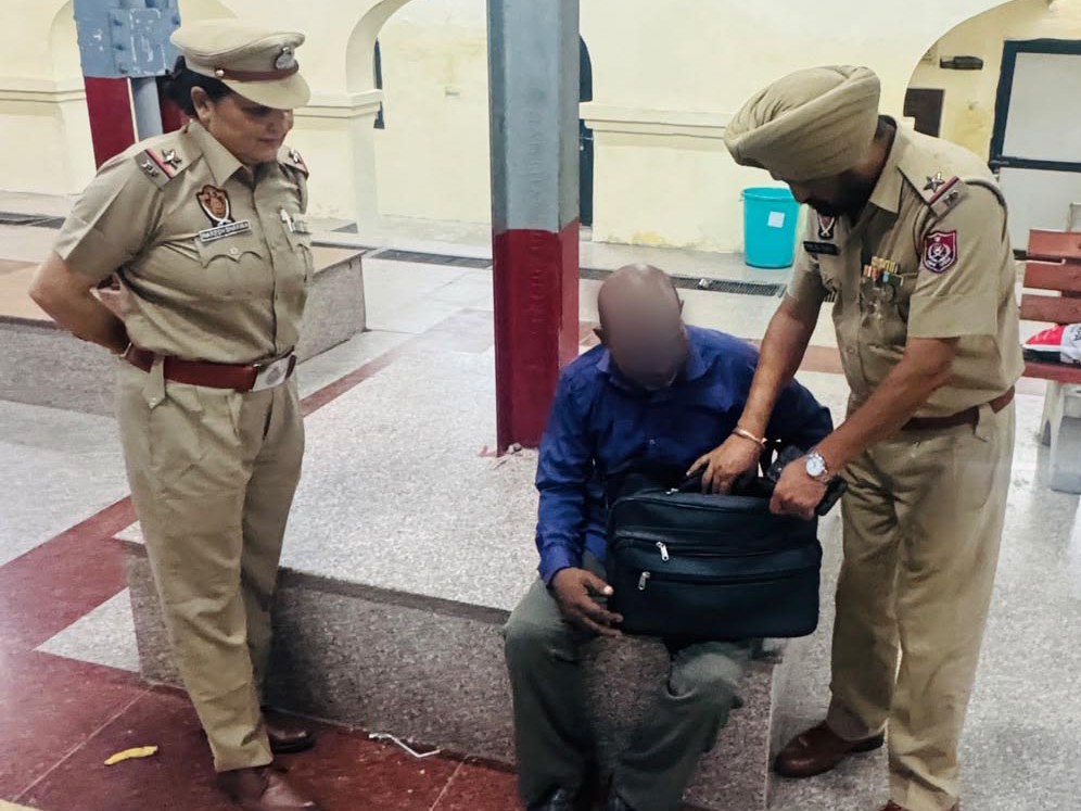 यात्रियों का बैग चेक करते पुलिस कर्मी