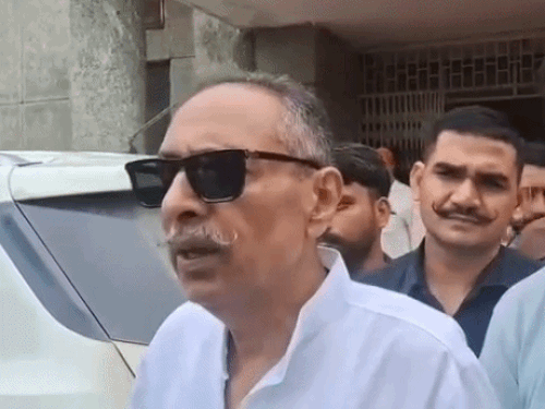 पूर्व मंत्री विश्वेंद्र सिंह ने पीसीसी चीफ गोविंद सिंह डोटासरा पर कई आरोप लगाते हुए कांग्रेस पार्टी छोड़ने के संकेत दिए। इस पर डोटासरा ने कहा कि विश्वेंद्र सिंह मुझसे प्यार करते हैं।
