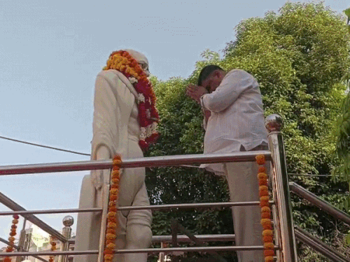 अलवर में मेयर के प्रोग्राम से वनमंत्री अचानक चल पड़े। मेयर पति अजय अग्रवाल ने पीछे दौड़कर उन्हें रोकने की कोशिश की लेकिन रुके नहीं।