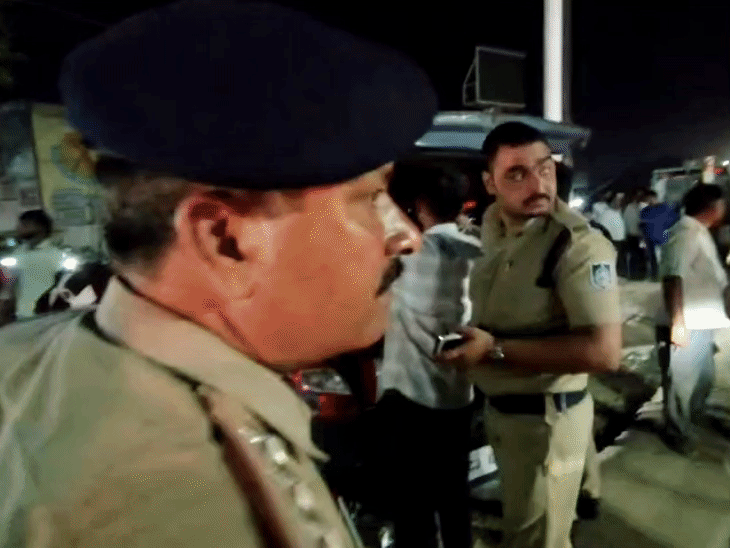 ग्वालियर में शुक्रवार रात पुलिस ने पूरे शहर में दो घंटे का चेकिंग अभियान चलाया।
