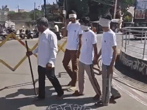 गांधी जयंती पर प्रतीकों के साथ रैली निकालते कांग्रेस नेता मनोज पालीवाल।