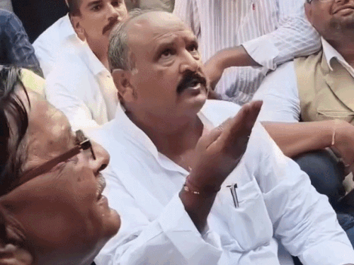 कोटा के इटावा में धरने पर बैठे पूर्व विधायक प्रहलाद गुंजल।