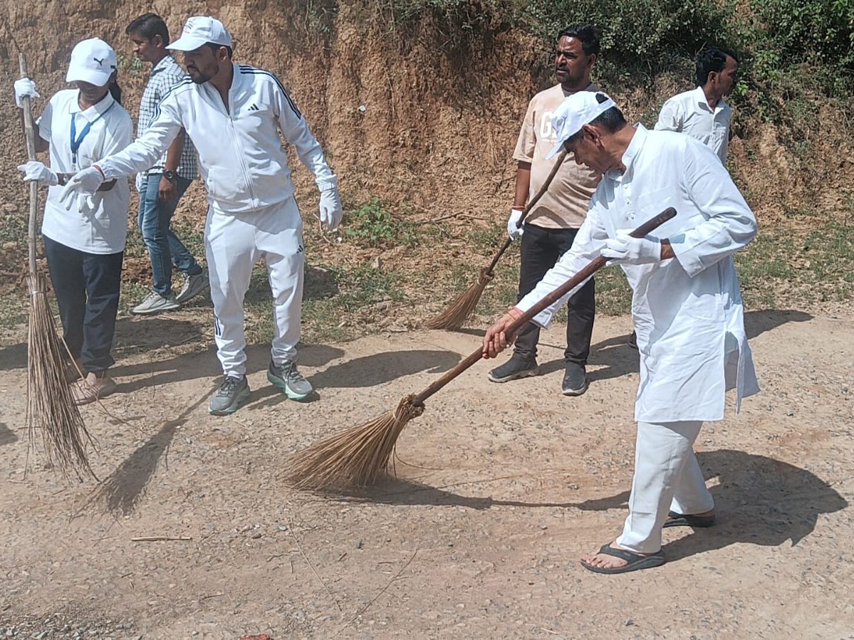 सड़क की सफाई करते जनप्रतिनिधि।
