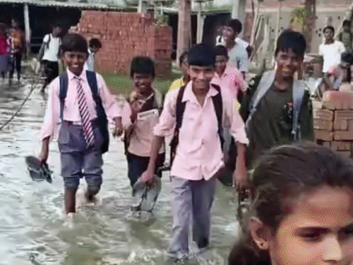 यूपी के बलिया में गंगा और सरयू नदी का पानी कई गांवों में पहुंच गया है। गोपालनगर में एक स्कूल तक बाढ़ का पानी पहुंच गया। बच्चों को बाढ़ के पानी से होकर गुजरना पड़ा।