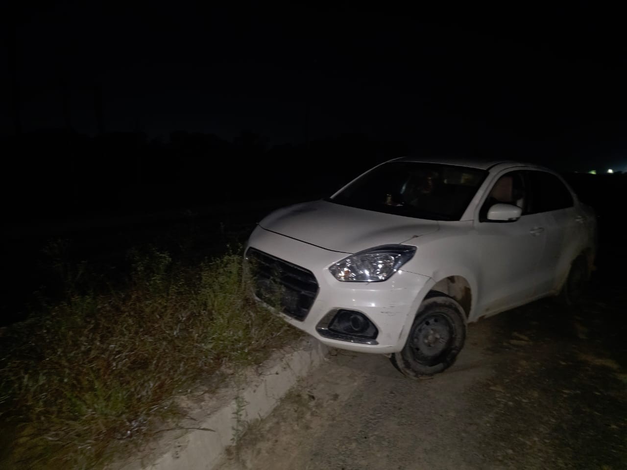 दो आरोपी अंधेरे का फायदा उठाकर फरार हो गए। उनकी तलाश में पुलिस टीमें दबिश दे रही हैं।