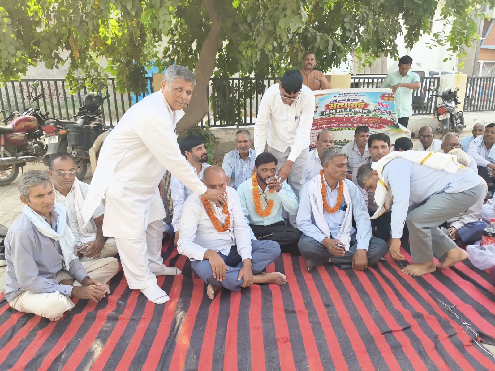 सुभाष पार्क नारनौल में धरने पर बैठे कर्मचारी।