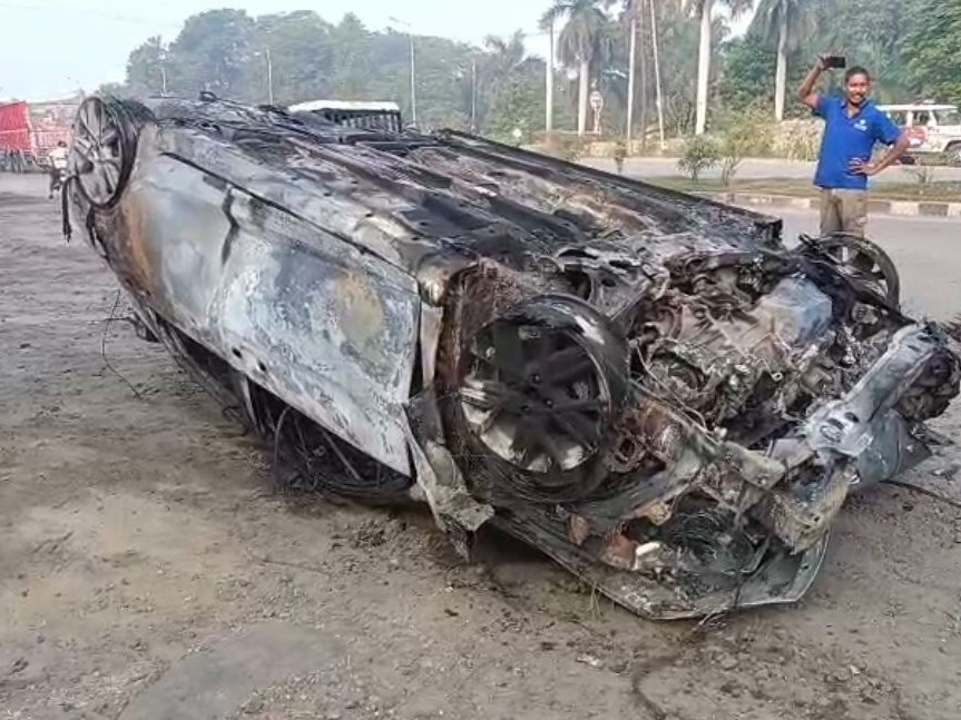 दमकल के पहुंचने तक कार काफी हद तक जल चुकी थी और बाद में पूरी तरह क्षतिग्रस्त हो गई।