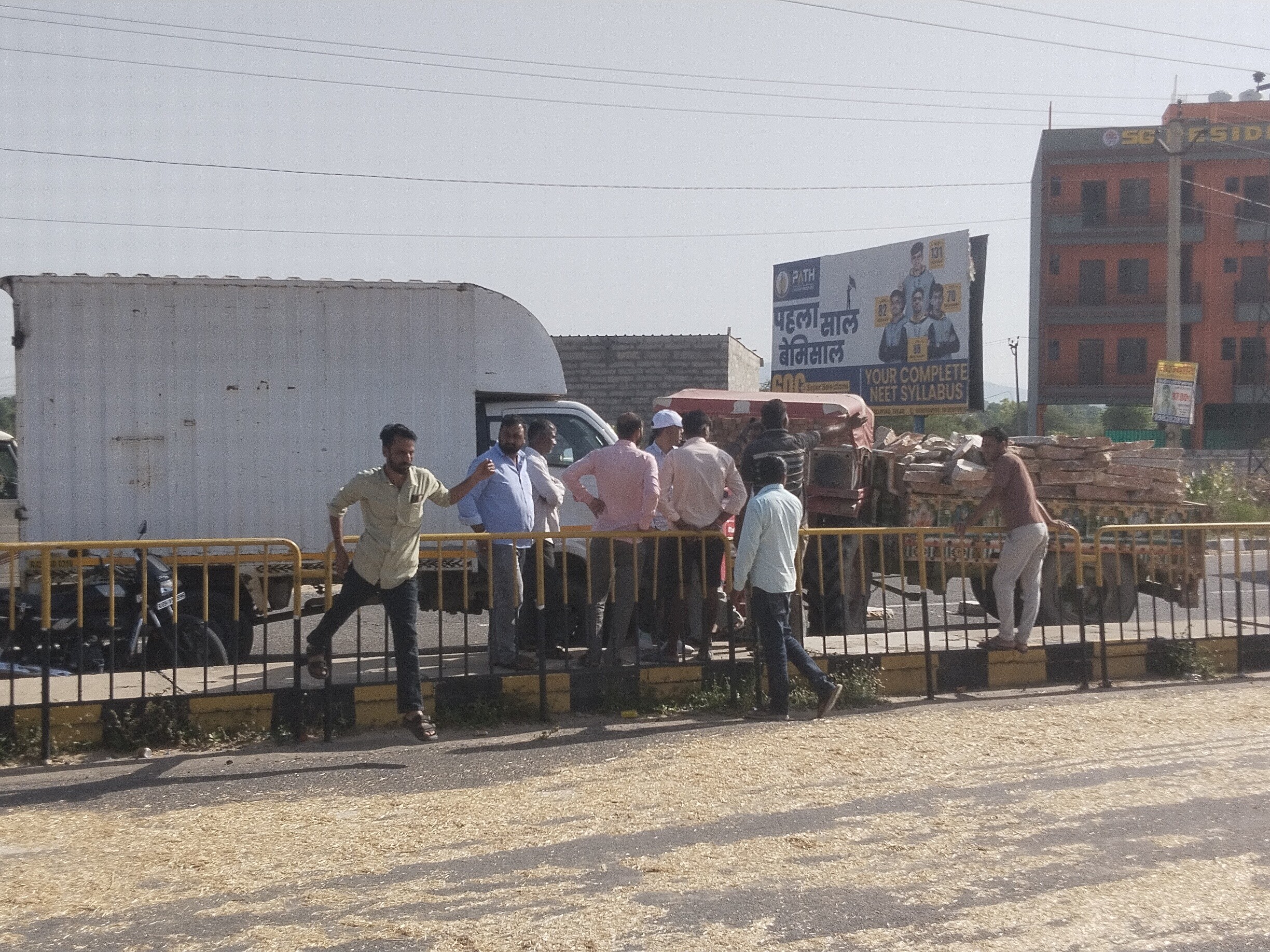 पत्थर से भरे ट्रैक्टर को पार्सल टेंपो ने टक्कर मार दी।