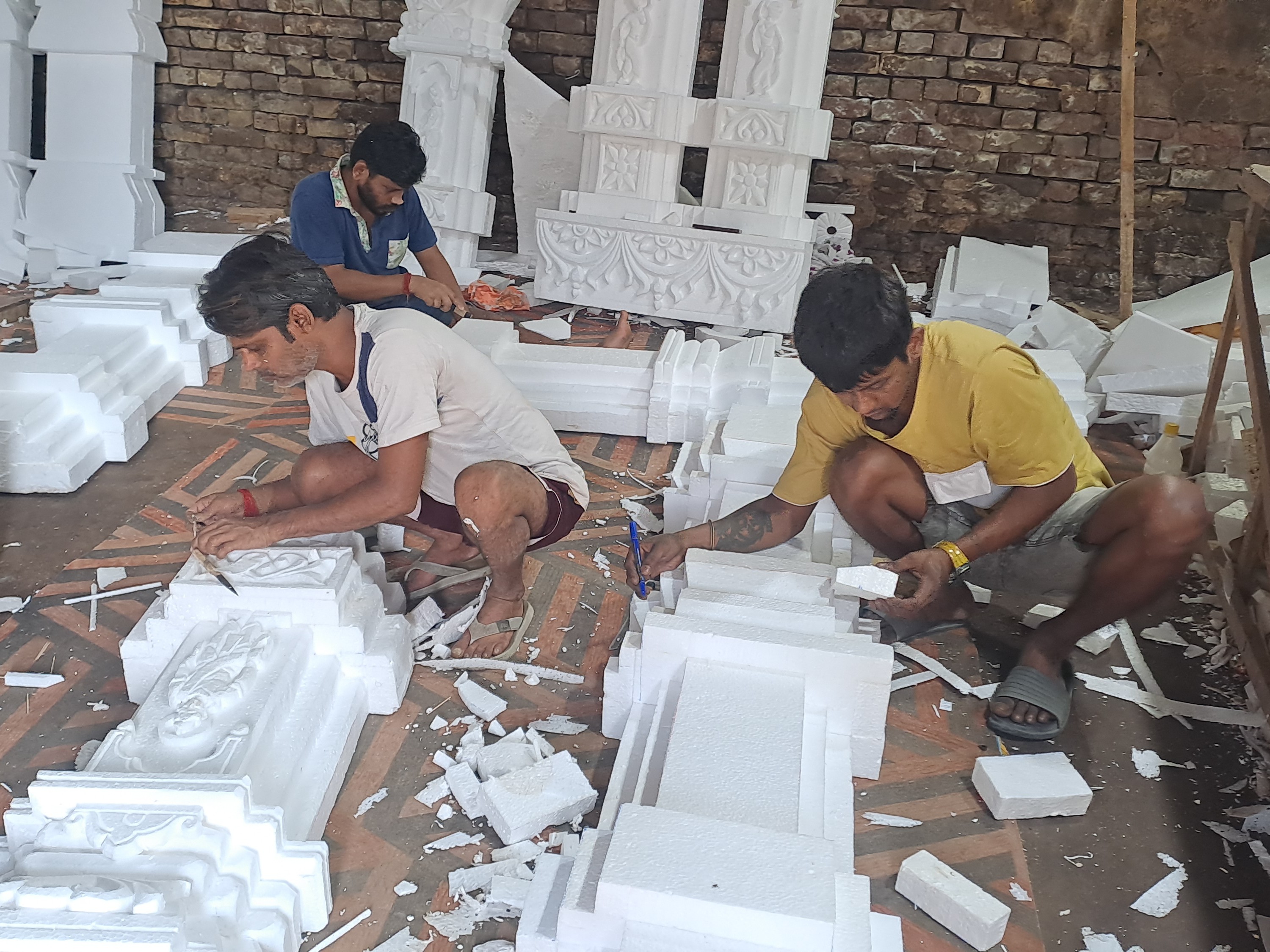 थर्माकोल से बनाया जा रहा ढांचा।