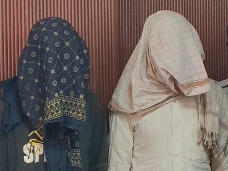 गिरफ्तारी के बाद पुलिस हिरासत में भाई बहन।