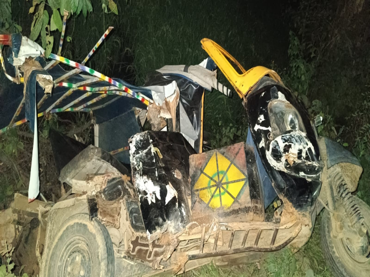 टक्कर इतनी जोरदार थी कि ऑटो पूरी तरह डैमेज हो गया।
