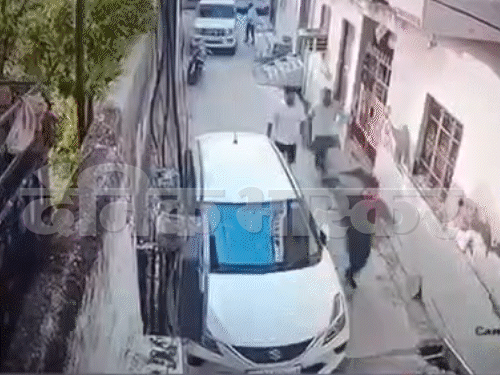पीछा करते हुए पुलिसकर्मी