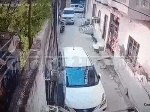 घर में छिपे रोहित को पकड़ कर लेकर जाती यूपी पुलिस