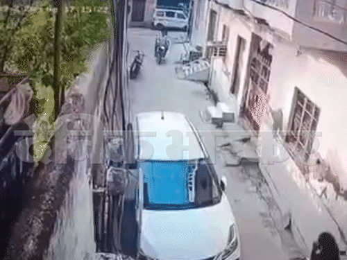 रोहित अपने दोस्त के साथ बाइक पर गलियों में तेज गति से बाइक दौड़ाकर भागते हुए