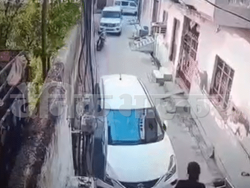 पीछा करते हुए पुलिस ने तंग गली होने के कारण गाड़ी पीछे रोकनी पड़ी