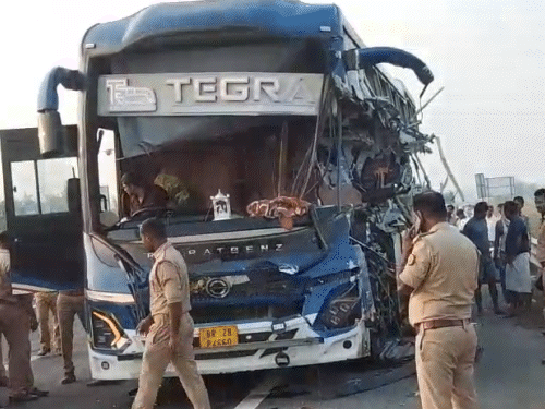 वॉल्वो का एक साइड उड़ा, दिल्ली से दरभंगा आ रही थी, यूपी में हादसा|पटना,Patna - Dainik Bhaskar