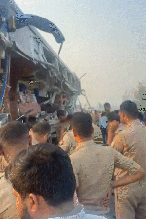 यात्री बस में ही फंसे गए। शीशे और बस को काटकर घायल यात्रियों को बाहर निकाला।