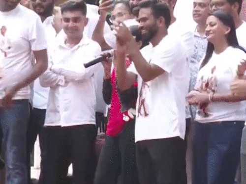 मुंबई में कॉकरोच जनता पार्टी का प्रदर्शन। इसमें अभिजीत दीपके भी शामिल हुए।