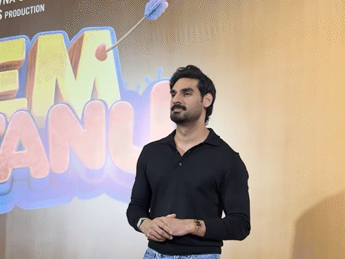स्क्रीनिंग में अहान शेट्टी ब्लैक आउटफिट में नजर आए।