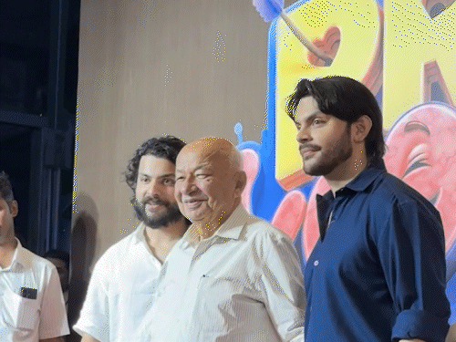 वीर और शिखर नाना सुशील कुमार शिंदे के साथ दिखे।