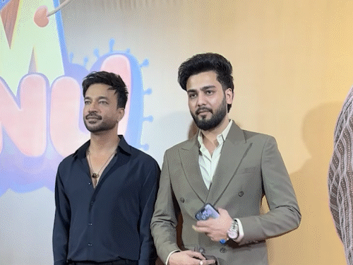 एल्विश यादव विक्की जैन के साथ नजर आए।
