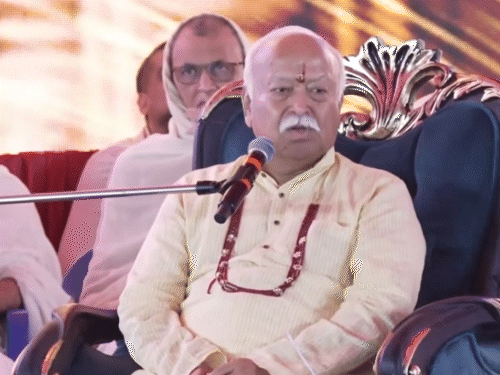 आरएसएस प्रमुख मोहन भागवत शुक्रवार को मुंबई में एक कार्यक्रम को संबोधित कर रहे थे। - Dainik Bhaskar