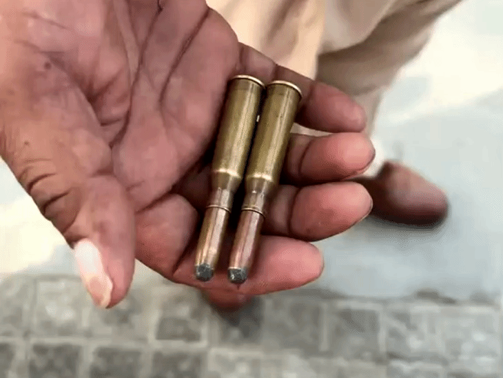 घटना स्थल से पुलिस को मिले 2 कारतूस।
