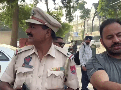 ASI परमानंद को जानकारी देते लोग।