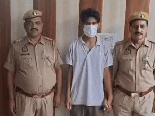 पुलिस ने उसे 30 सितंबर को थाना कोतवाली शामली क्षेत्र में नाला पटरी से गिरफ्तार दिखाया है