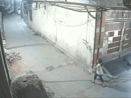 आरोपी महिलेपासून बचाव करून पळणारी मुलगी आणि तिची आई.