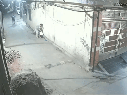 मुलीची आई आपल्या मुलीला वाचवण्यासाठी येते, तेव्हा आरोपी महिला तिलाही मारण्यासाठी धावते आणि आई खाली पडते.