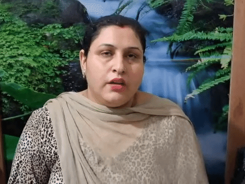 घटनेची माहिती देताना मुलीची आई प्रियंका.