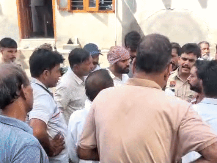 गोंधळ वाढल्यानंतर पोलीस घटनास्थळी पोहोचले आणि दोघांना समजावून प्रकरण शांत केले.