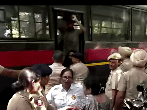 प्रर्दशनकारियों को पुलिस ने हिरासत में लिया।
