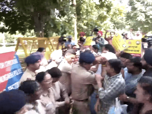 टीचरों को बैरिगेटिंग लगाकर रोकती पुलिस।