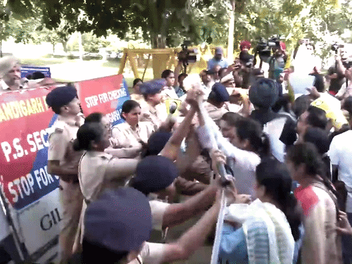 चंडीगढ में प्रर्दशन के दौरान पंजाब के ETT शिक्षकों और चंडीगढ़ पुलिस के बीच धम्का मुक्की होती हुई। - Dainik Bhaskar