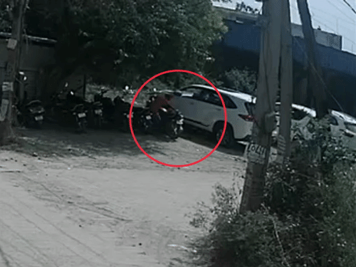 लॉक तोड़ने के बाद बाइक लेकर मौके से निकलता संदिग्ध।