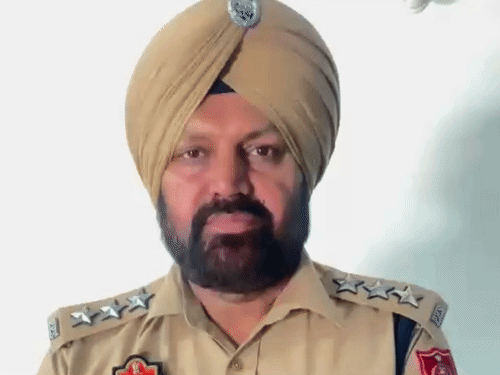 आरोपियों की गिरफ्तारी की जानकारी देते डीएसपी सुखदेव सिंह।