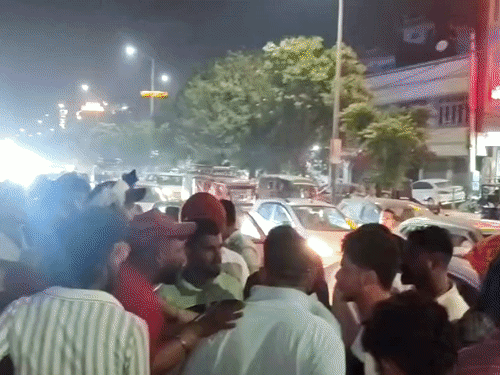 अमृतसर में हादसे के बाद घटनास्थल पर लगी भीड़।