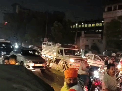 अमृतसर में सड़क हादसे के बाद लगा जाम।