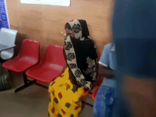 हादसे के बाद अस्पताल में रोते-बिलखते परिवार वाले।