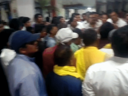 घटना के बाद टना सामुदायिक स्वास्थ्य केंद्र में परिजन।