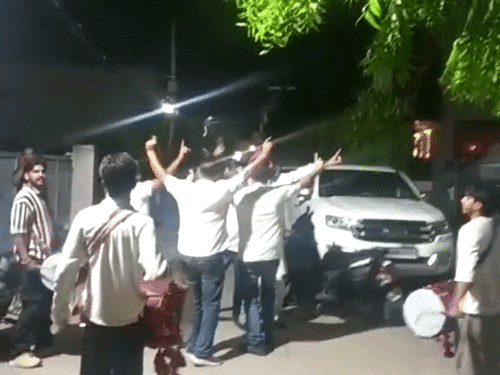 जालंधर में परगट सिंह के घर पर डांस करते हुए कार्यकर्ता।