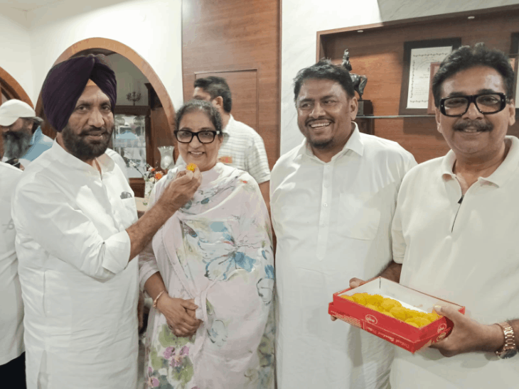 कांग्रेस सूबा प्रधान की पत्नी बरिंदर कौर ने शुक्रवार रात लड्डू बांटकर जश्न मनाया।