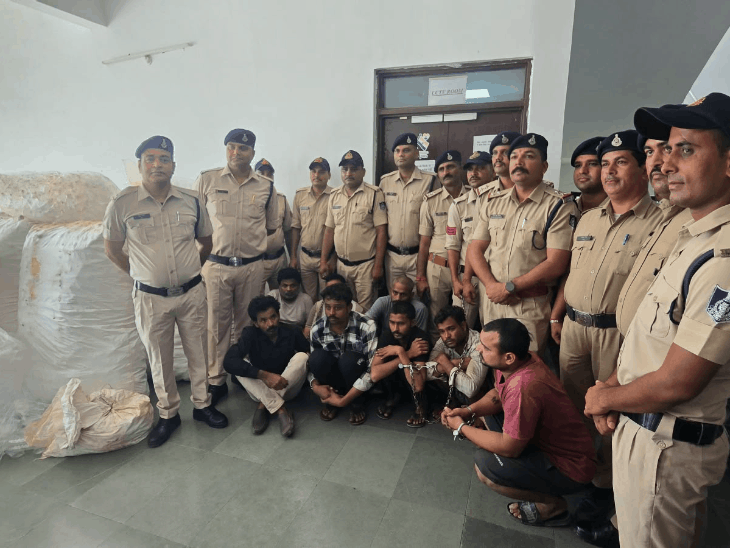 5 प्लास्टिक ड्रम में औद्योगिक स्प्रिट और थिनर दिल्ली से सागर भेजा था।