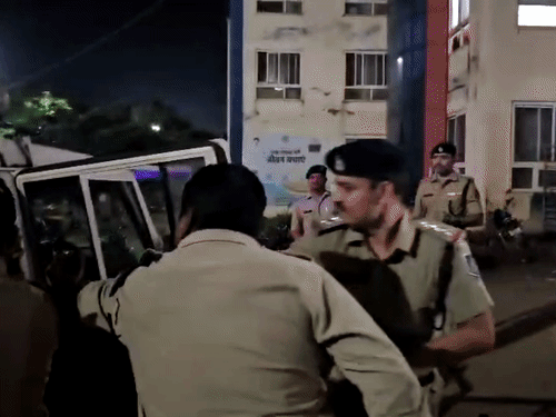 पुलिस एक आरोपी को रेस्क्यू कर अस्पताल लाई थी।
