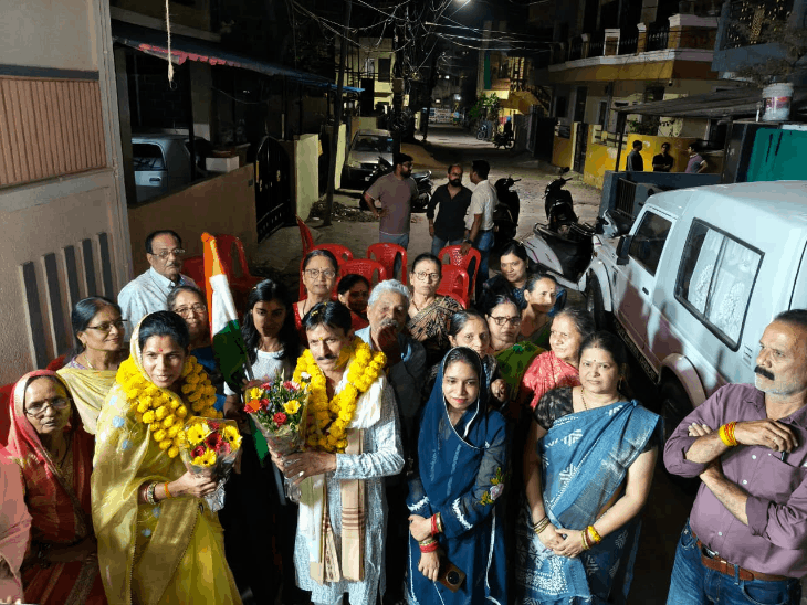 जश्न मनाते स्थानीय नागरिक।