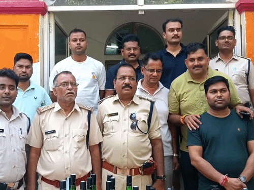 पुलिस टीम ने बड़ी संख्या में शराब की बोतलें जब्त की है। - Dainik Bhaskar