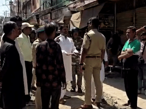 मुस्लिम समाज के लोगों से चर्चा करते हुए एसपी प्रदीप शर्मा।
